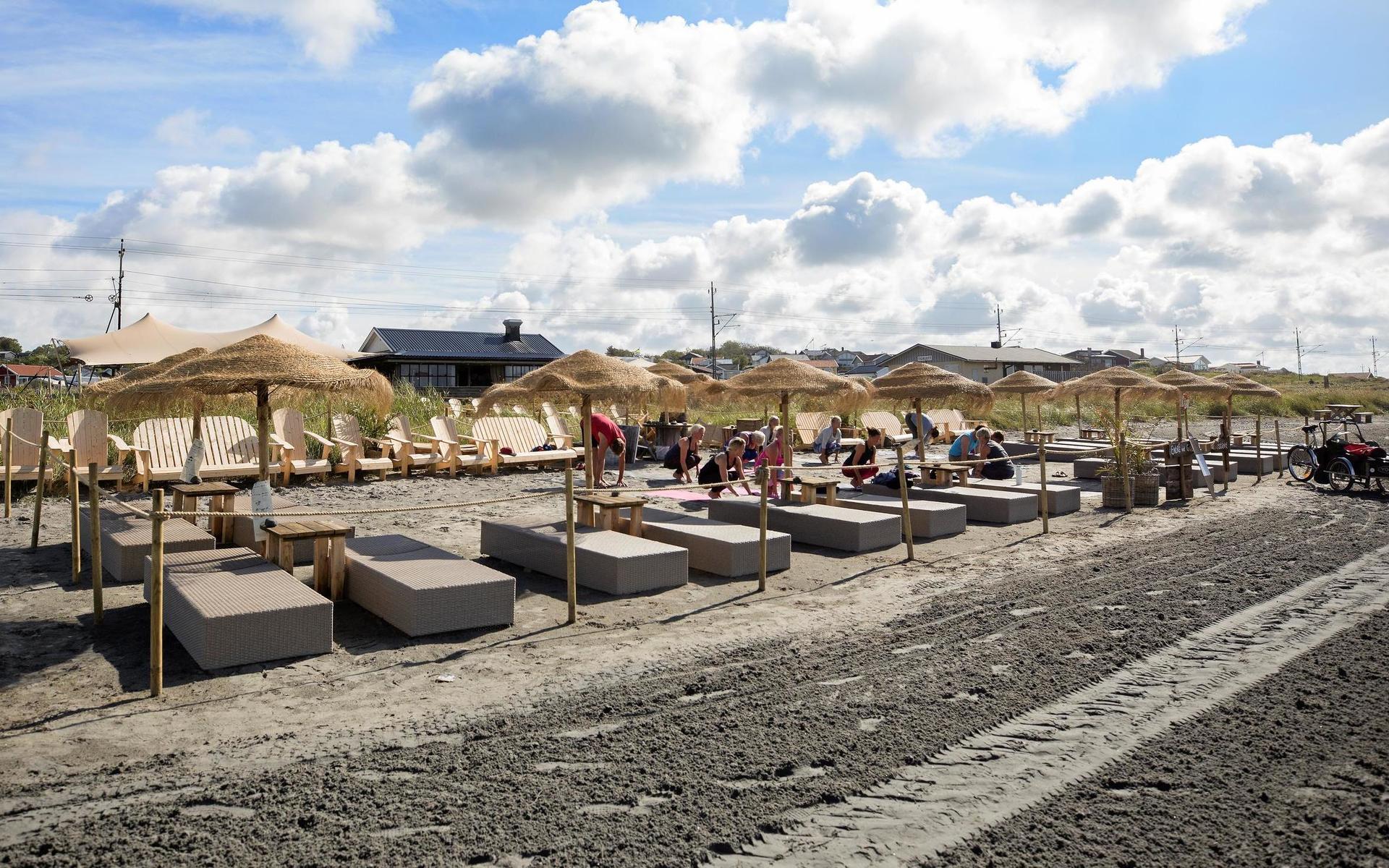 Strandserveringen är 200 kvadratmeter stor och används till såväl restaurang- som yogaverksamhet.