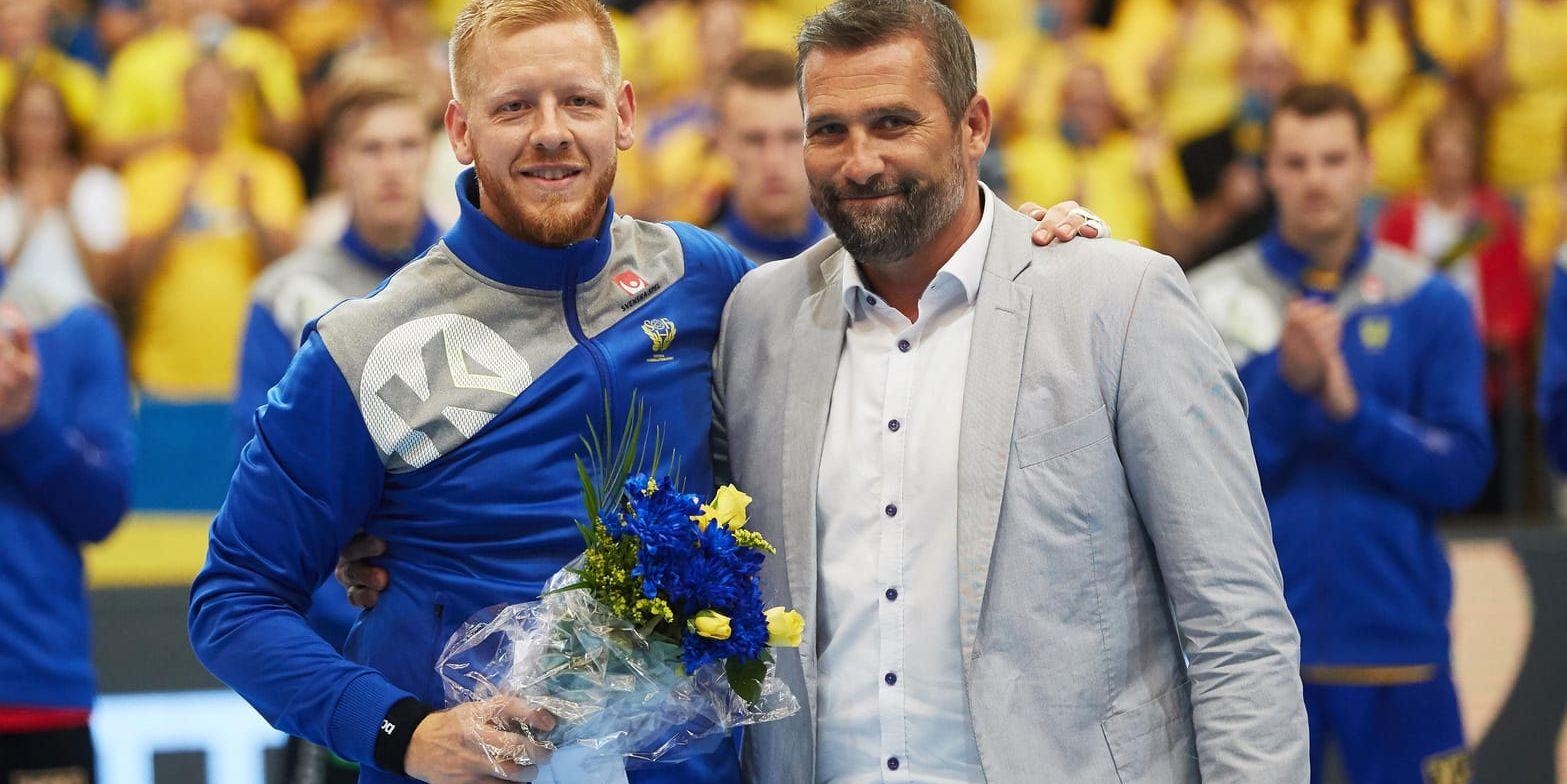 Jim Gottfridsson får priset som årets spelare av handbollförbundets Stefan Lövgren.