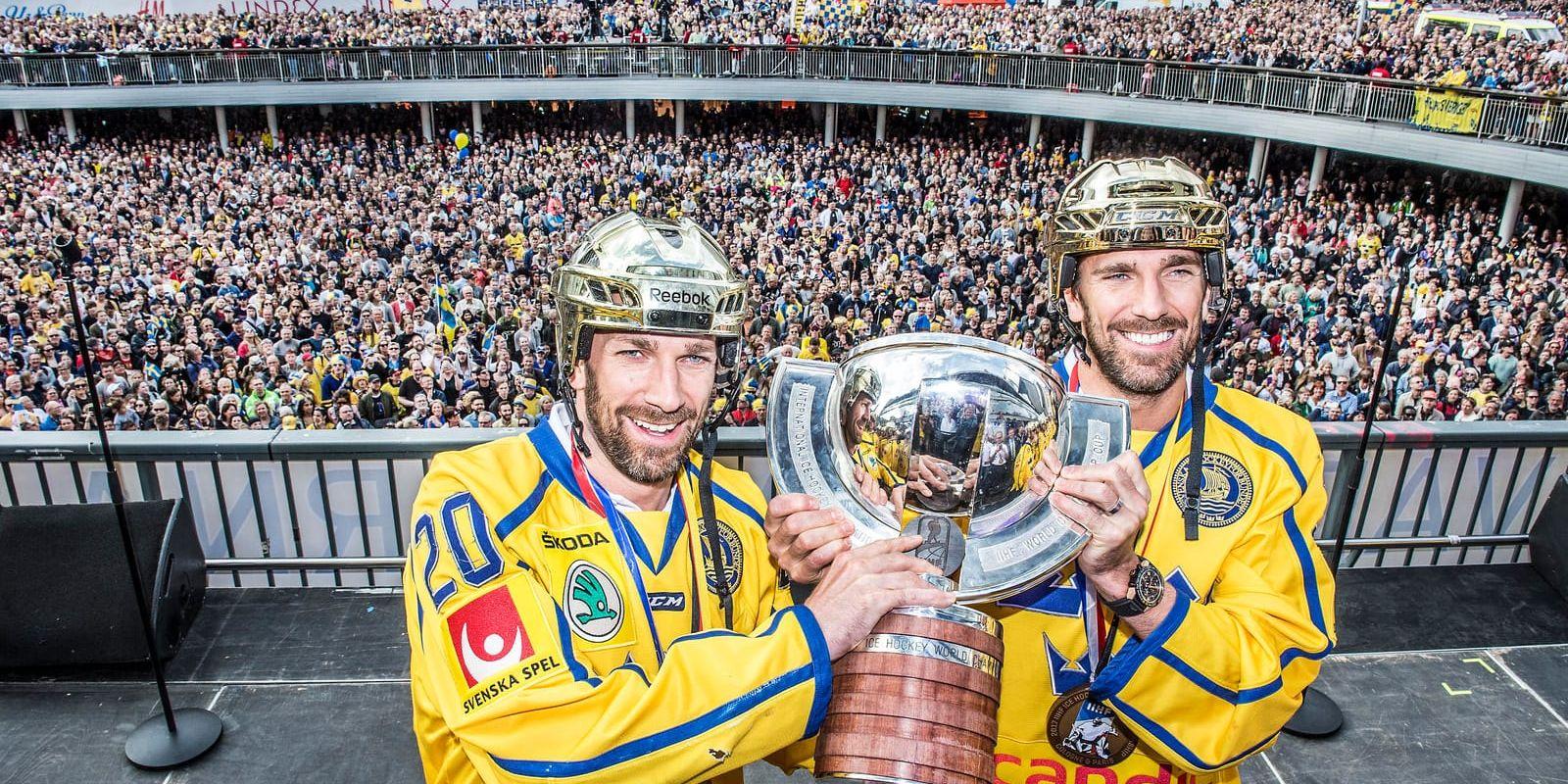 Joel och Henrik Lundqvist firar VM-guldet i ishockey 2017. Nu ställer de upp som ambassadörer för den svenska OS-kandidaturen.