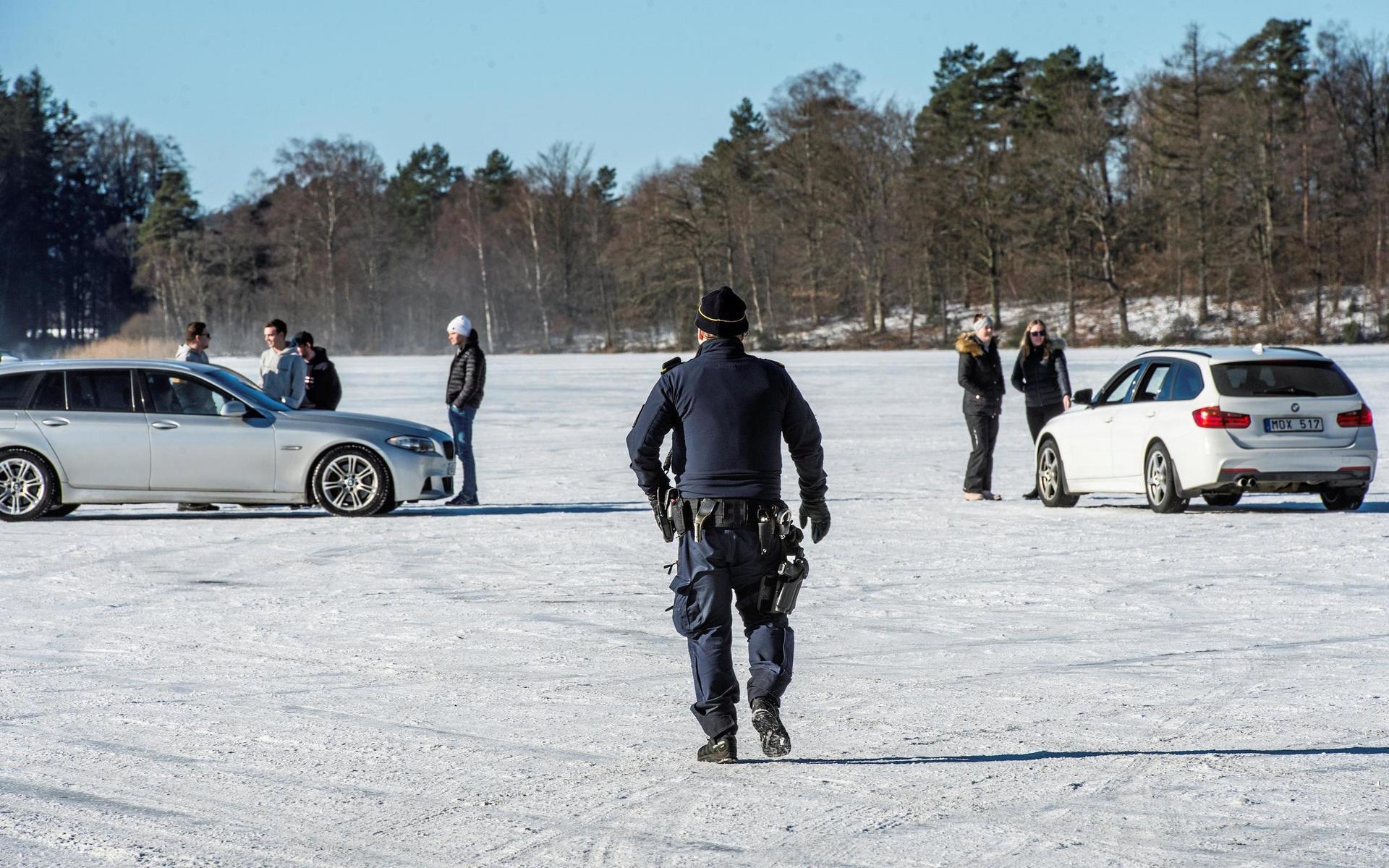Folkfest på Sjönevadssjön när isracingentusiasterna intar sjön.