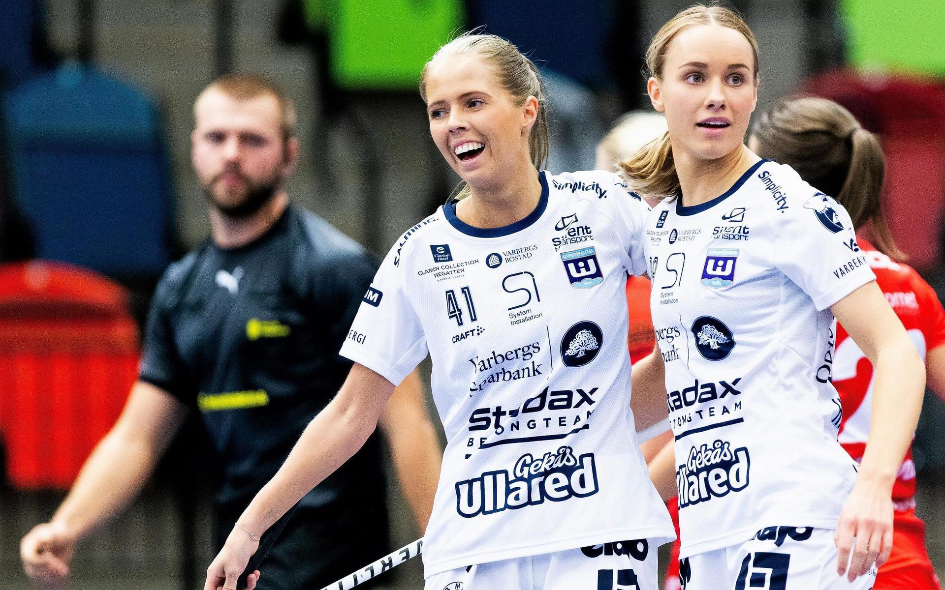  Warbergs Andrea Envall och Sandra Hawerman jublar efter 3-1 målet mot Jik