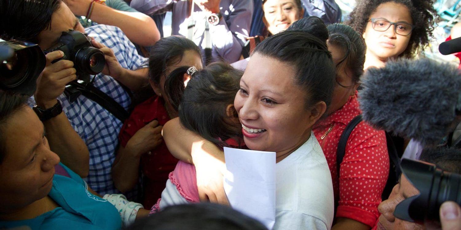 Teodora del Carmen Vásquez kramar sina nära och kära efter att ha släppts ur fängelse i februari 2018.