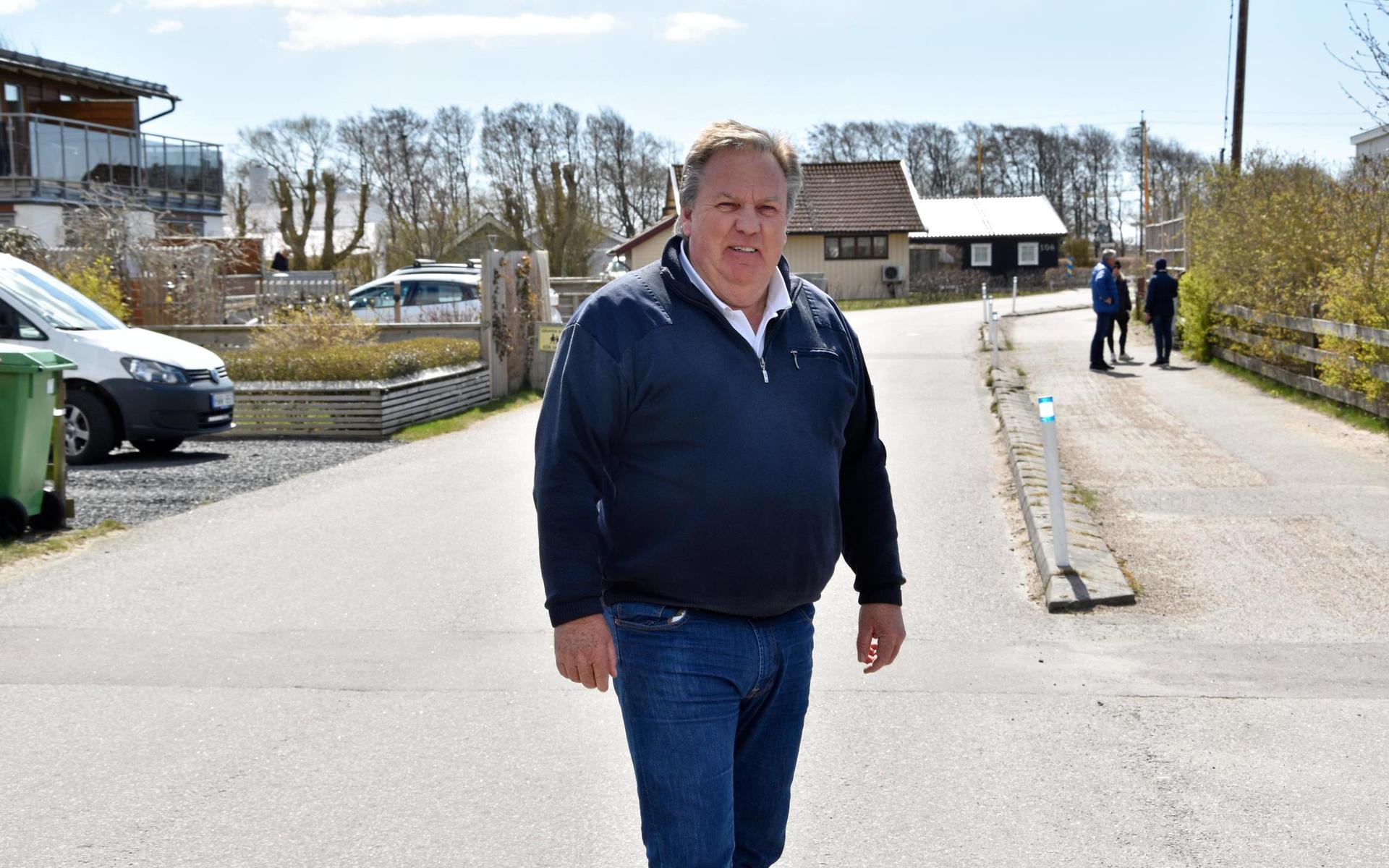 Uhlf Skoglund är ordförande för Apelvikens Stugägarförening med omkring 780 medlemsstugor. De tänker inte acceptera kommunens förslag om att stänga av Tångaköravägen i juni.