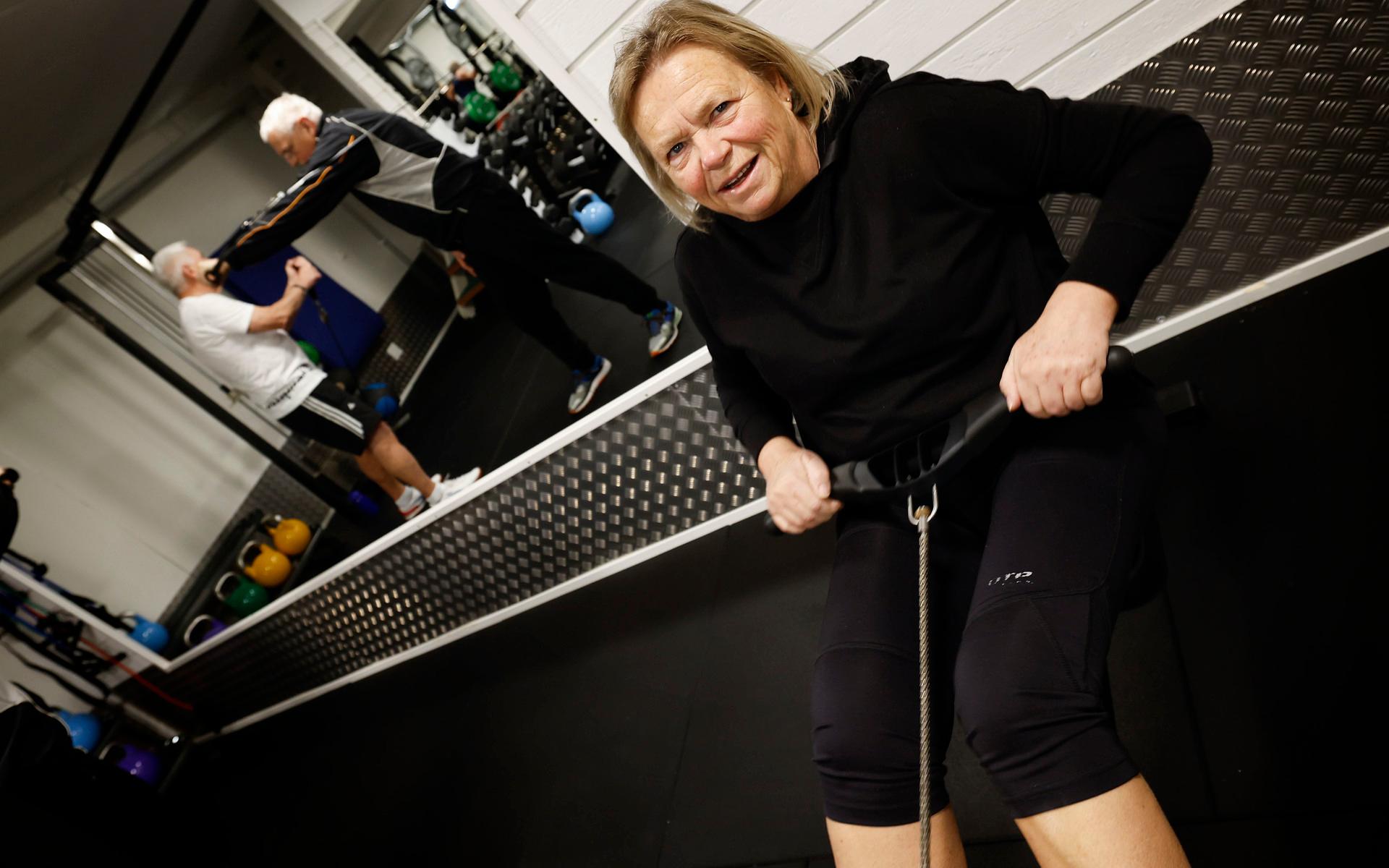Den golfinspirerade träningen ska förebygga skador. Här är Ulla Nilsson mitt i ett träningspass. 