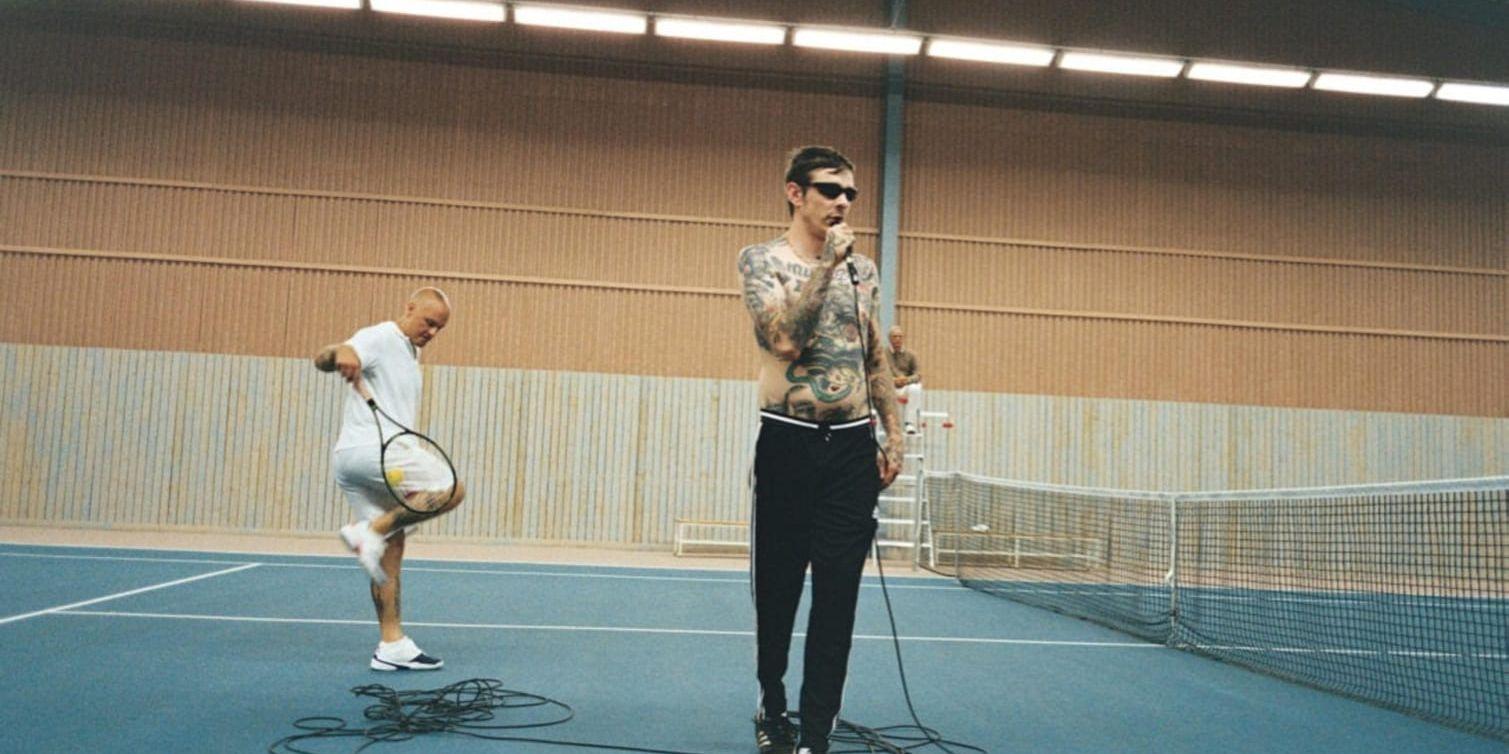 Viagra Boys sångare Sebastian Murphy (till höger) i musikvideon till "Sports". Pressbild.