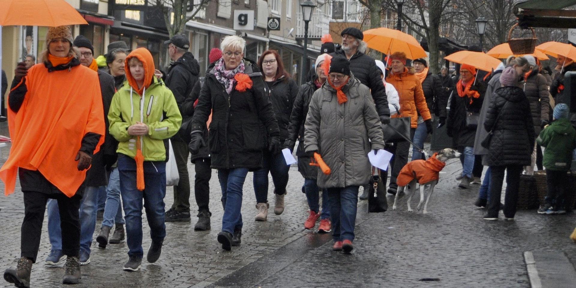 Bilden är från förra årets Orange day. ”Då var vi nog ett hundratal som kom. I år hoppas vi på många fler”, säger Birgit Nilsson.