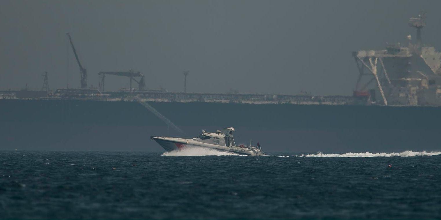 Kustbevakningen kör förbi en oljetanker utanför Fujairahs kust.