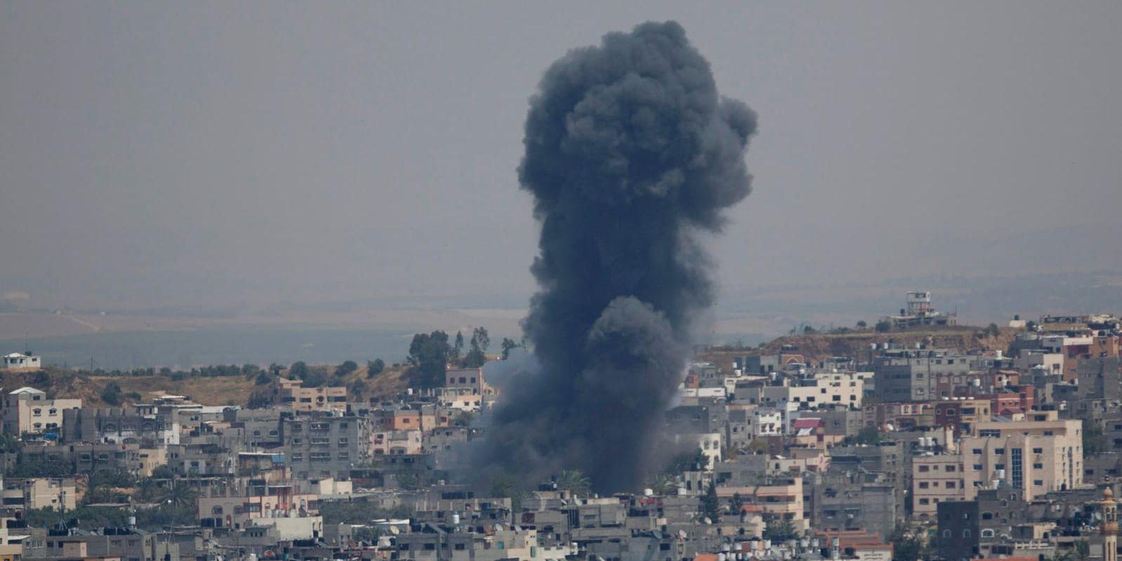 Rök stiger från en explosion efter en israelisk flygräd mot Gaza. Bilden är från i söndags, och flygräden är inte densamma som den som beskrivs i artikeln.