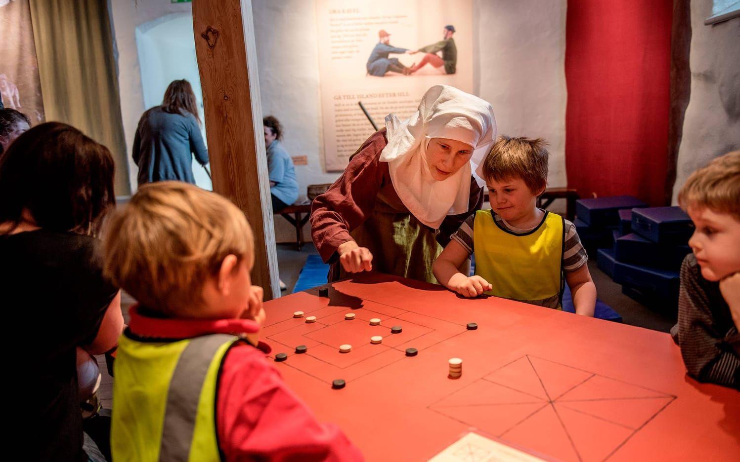 Amalia Friborg lär ut medeltida spel för barn från Letebo förskola. Bild: Erika Arandottir