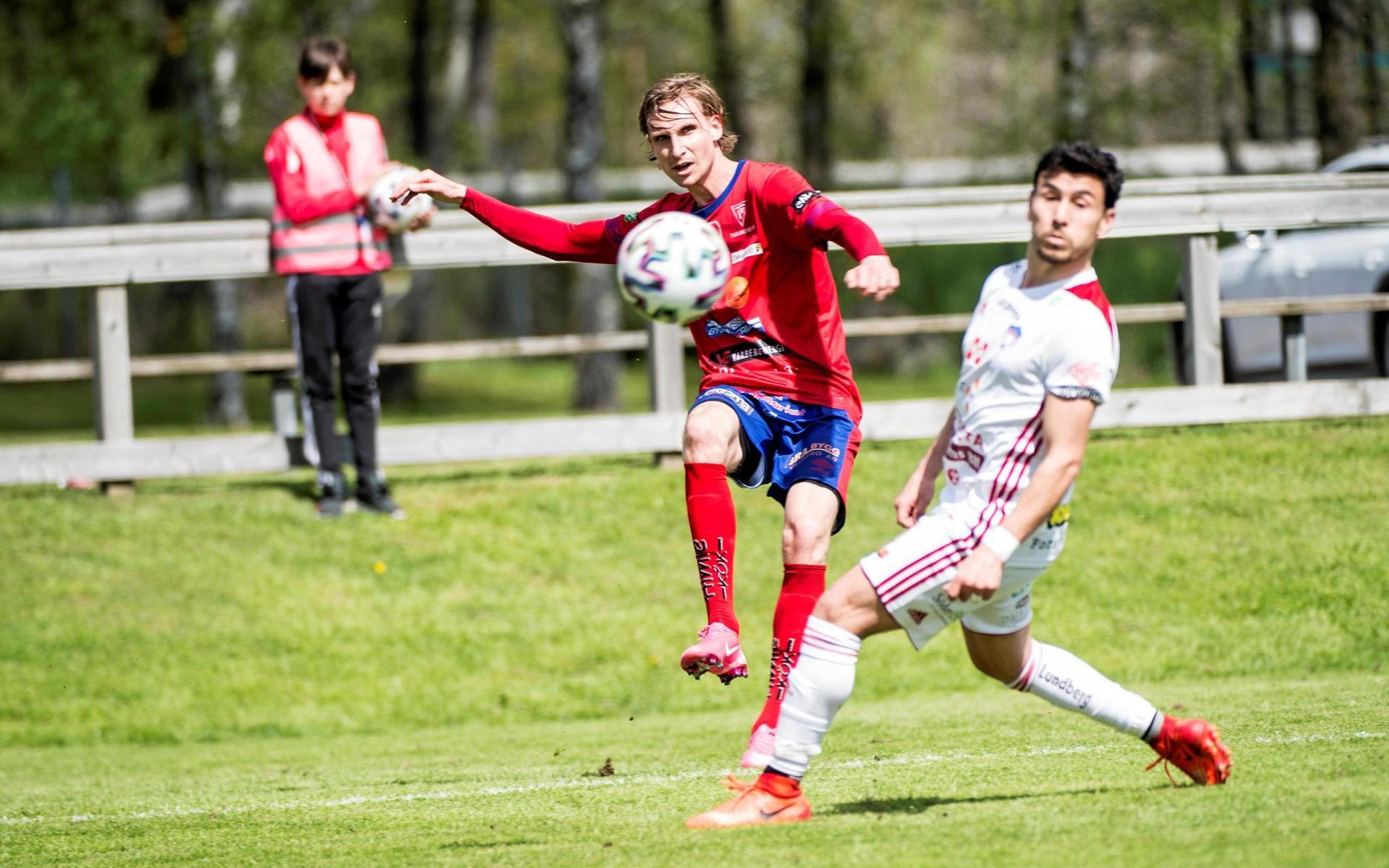 Tvååker gick upp i tillfällig serieledning i division 1 södra efter 2–0 hemma mot Assyriska Turabdin IK från Jönköping.