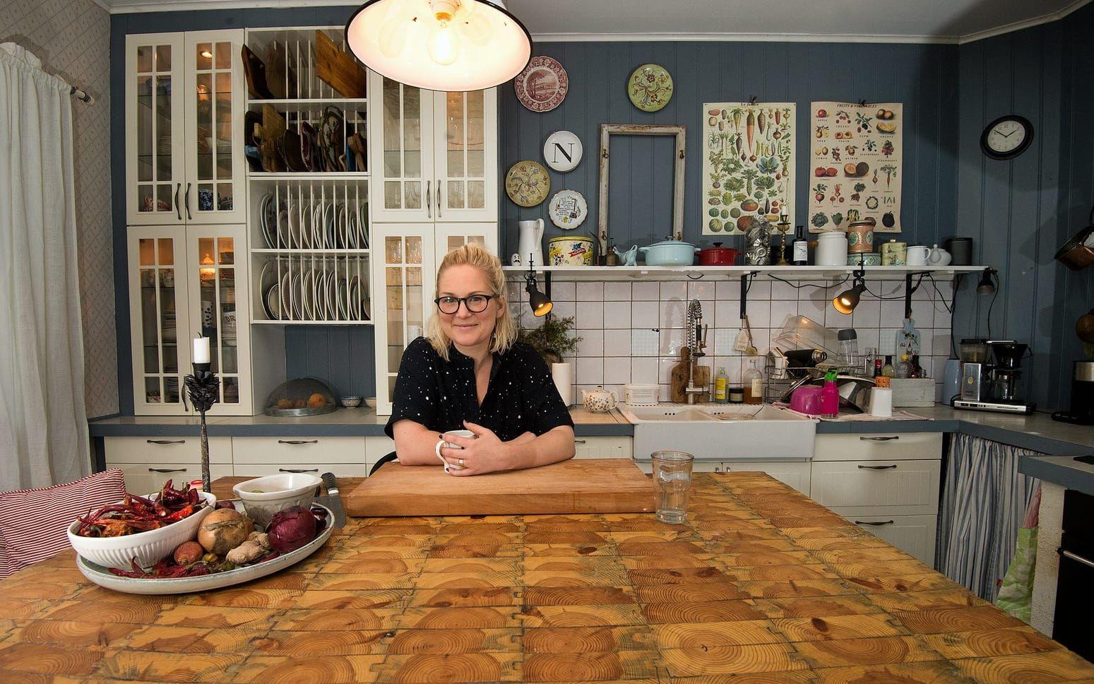 I köket utformar hon många av sina egna böcker. Bild: Ola Folkesson.