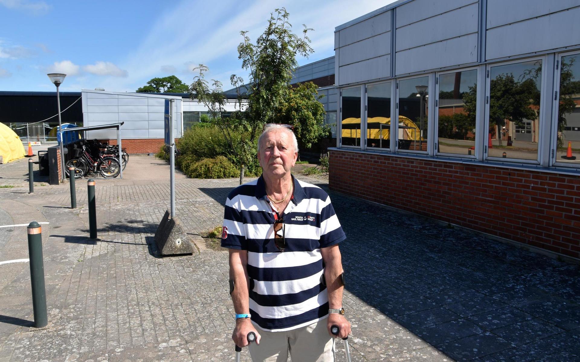 Johnny Bramfors bor till vardags i Göteborg men har tillbringat de senaste 19 somrarna i Morup. Denna sommar fick han åka akut till Varbergs sjukhus för att operera bort gallsten.