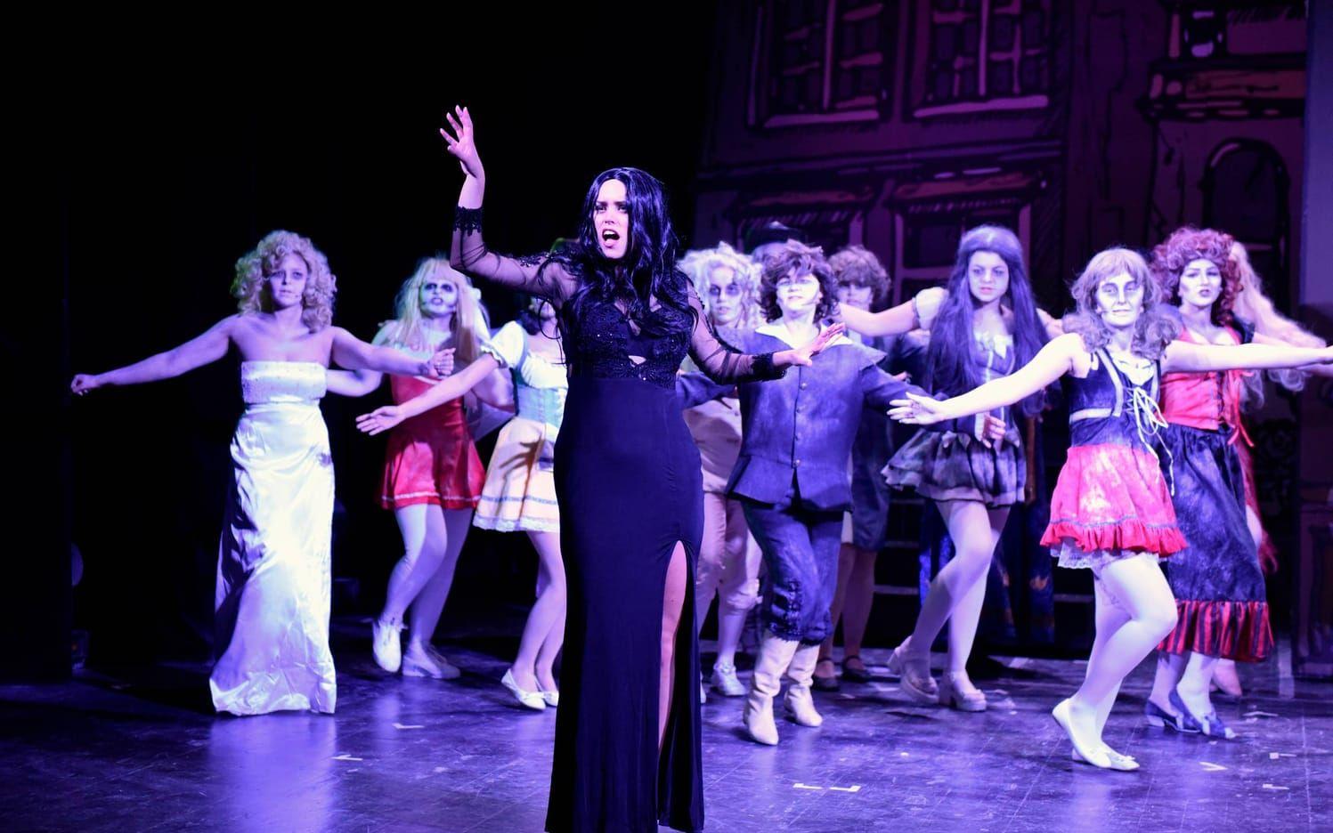 Alice Lindholm spelar Morticia Addams och repeterar låten "Secrets" med ensemblen som spöken. Den 30-årsjubilerande PS-musikalen har premiär den 19 januari på Varbergs teater. Bild: Martin Erlandsson