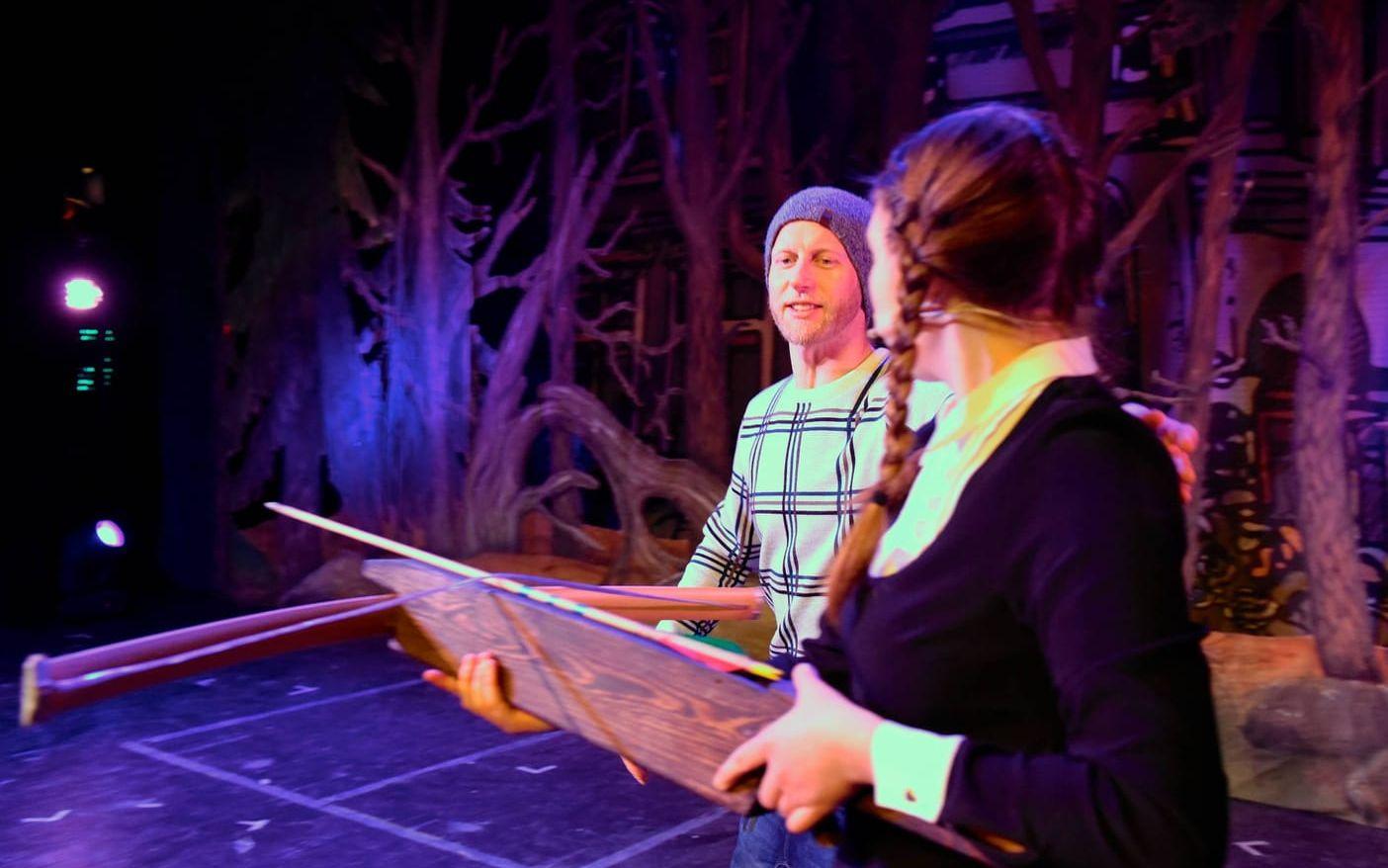 Regissören Sigge Modigh instruerar Amanda Ockell, som spelar Wednesday Addams. Bild: Martin Erlandsson