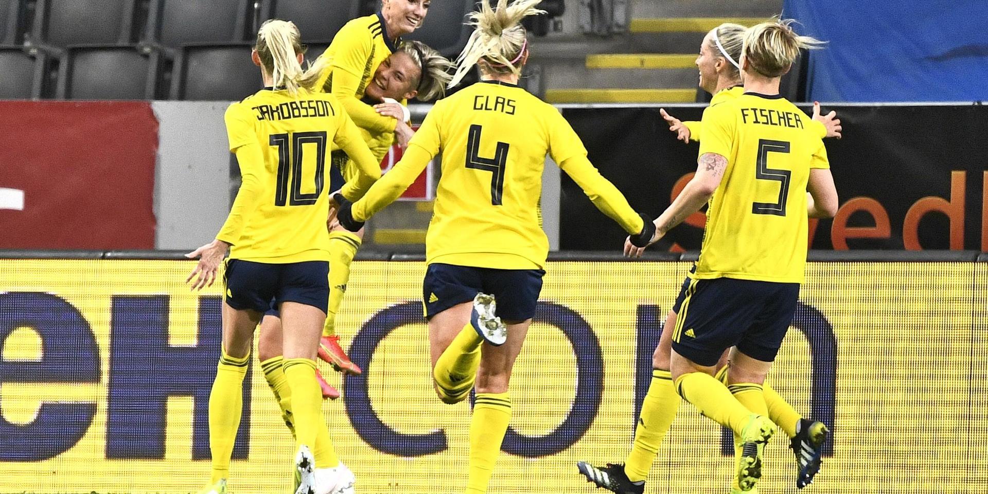 Svenskt jubel efter att Lina Hurtig nickat in 1–0 mot USA på Friends arena.