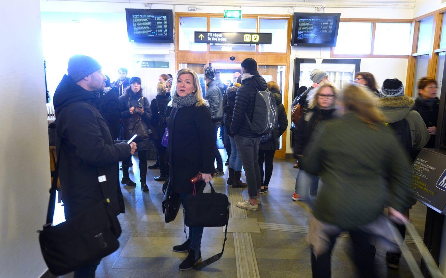 Upprörda. Mängder av resenärer drabbades av tågolyckan i Varberg. De har ungefär två månader på sig att ansöka om ersättning av Hallandstrafiken. Bilder: Annika Karlbom