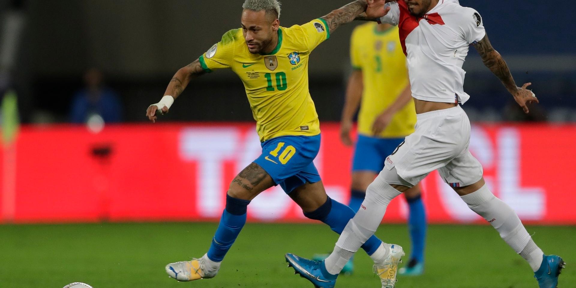 Sergio Pena, till vänster, jagar Brasiliens storstjärna Neymar i Copa America-semifinalen för en månad sedan. Arkivbild.