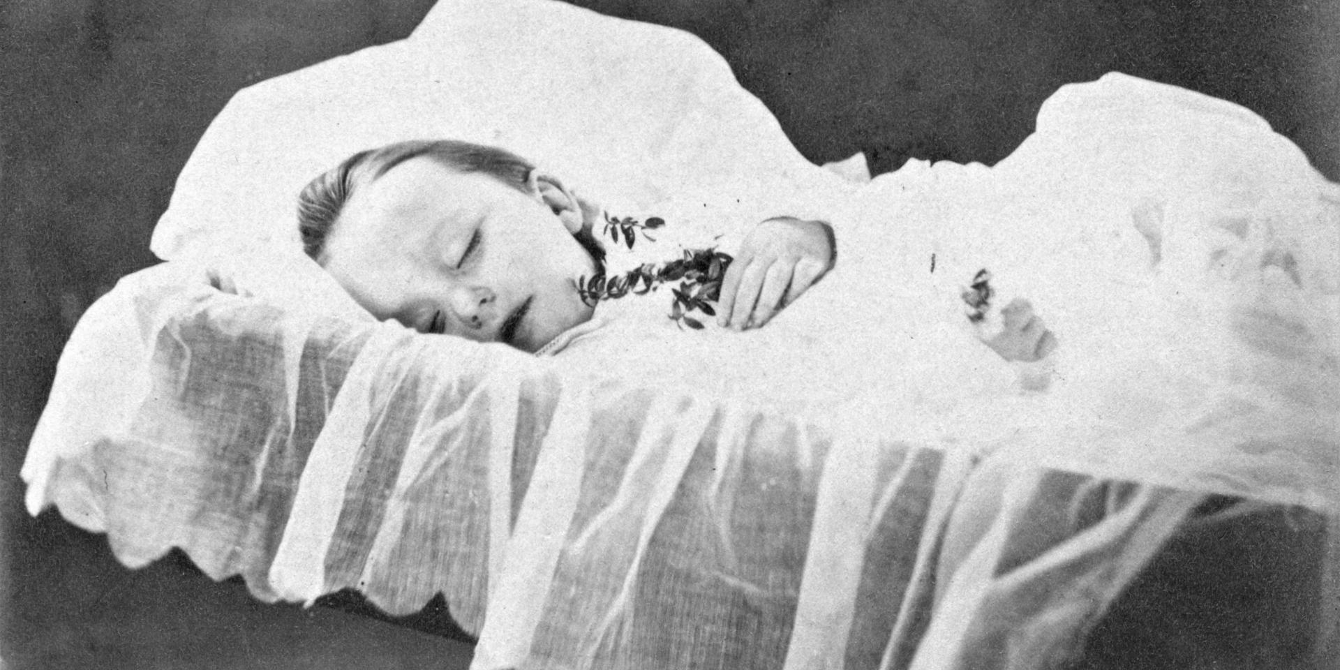 Dödsbäddsbilder, som det kallas, var ett sätt att bevara minnet av den döde. Signe Hvalgren var dotter till läraren och filosofen Emanuel Hvalgren i Skällinge. Hon dog 1876.