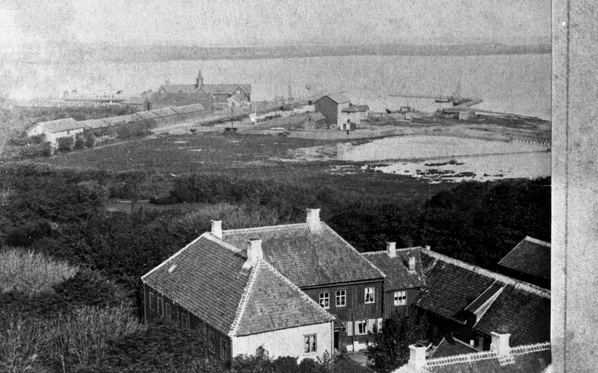 Varberg någon gång mellan 1866 och 1874. I bakgrunden hamnen med bland annat de båda badhusen.