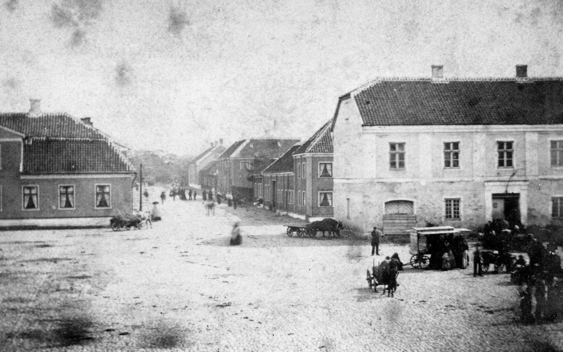 Kungsgatan före stadsbranden 1863. Fotot är taget mot söder. Det vita huset till höger är Bruniuska huset, uppfört på 1760-talet. På adressen återfinns i dag stadshotellet.