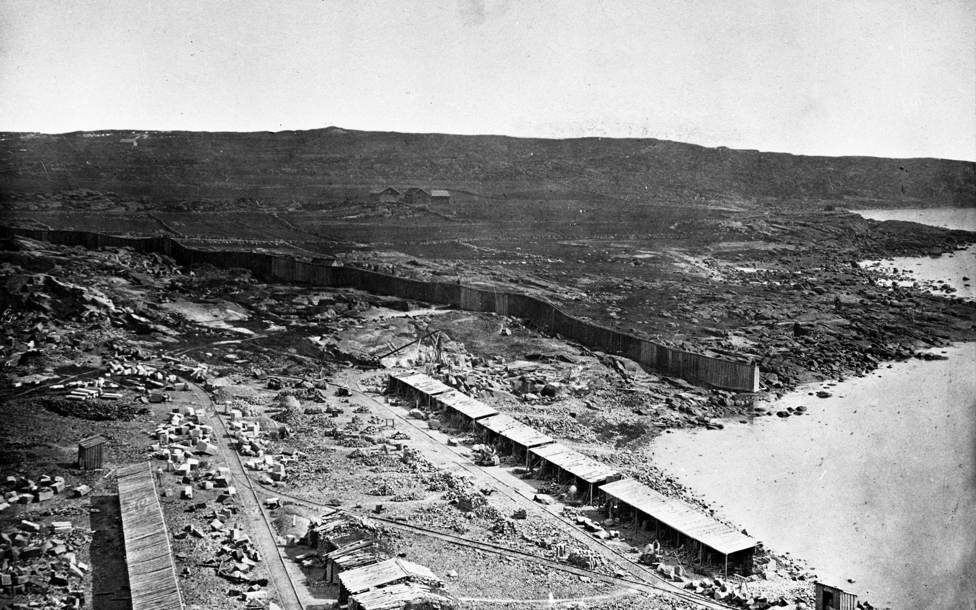 Stenbrottet vid Platsarna fotograferat från fästningens sydvästra hörn. Fotot är från 1878.