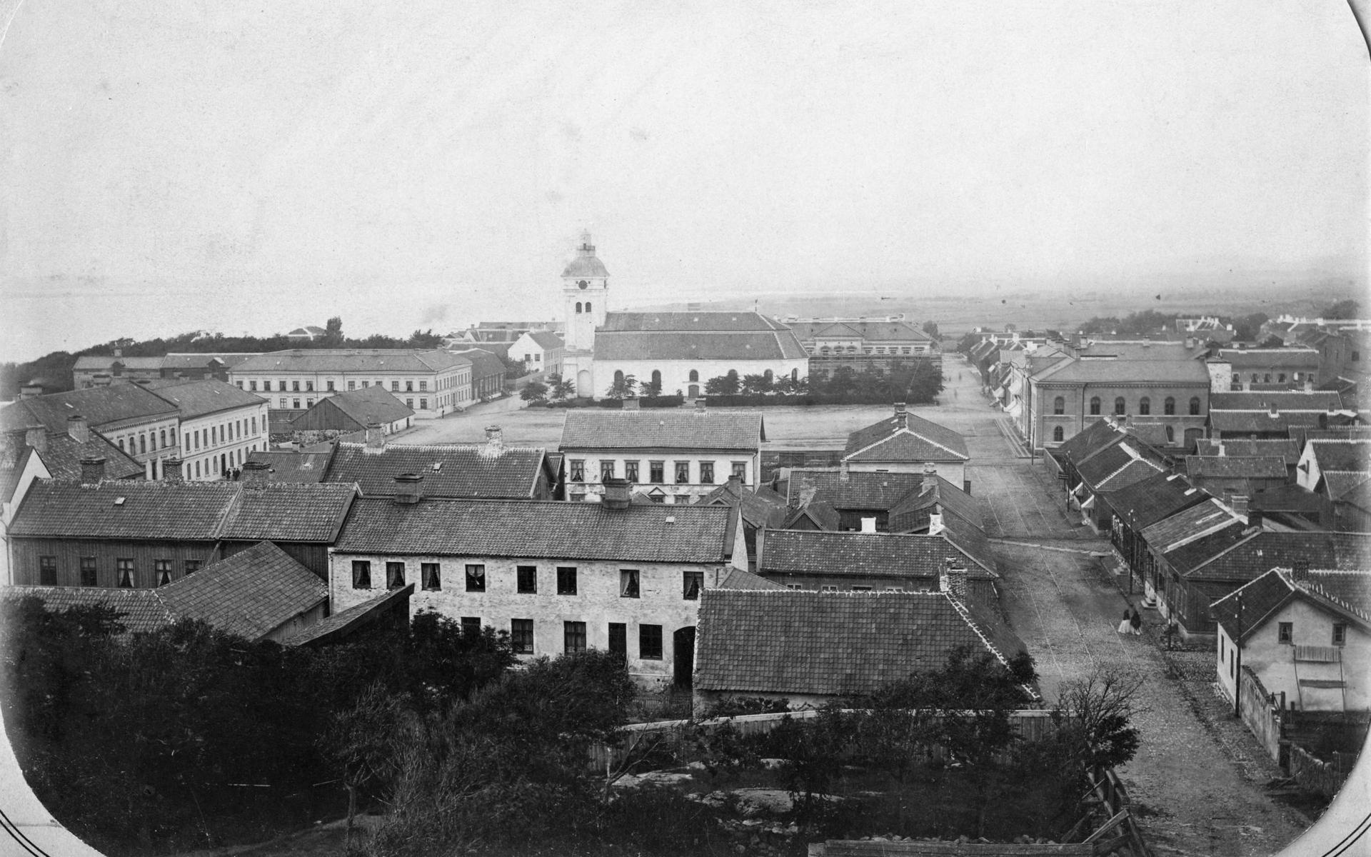 Utsikt över Varberg från Pilhagen någon gång under 1870-talet. Kyrkan och huset där Rydholms dammode ligger syns i bilden, liksom rådhuset som stod färdigt 1865.