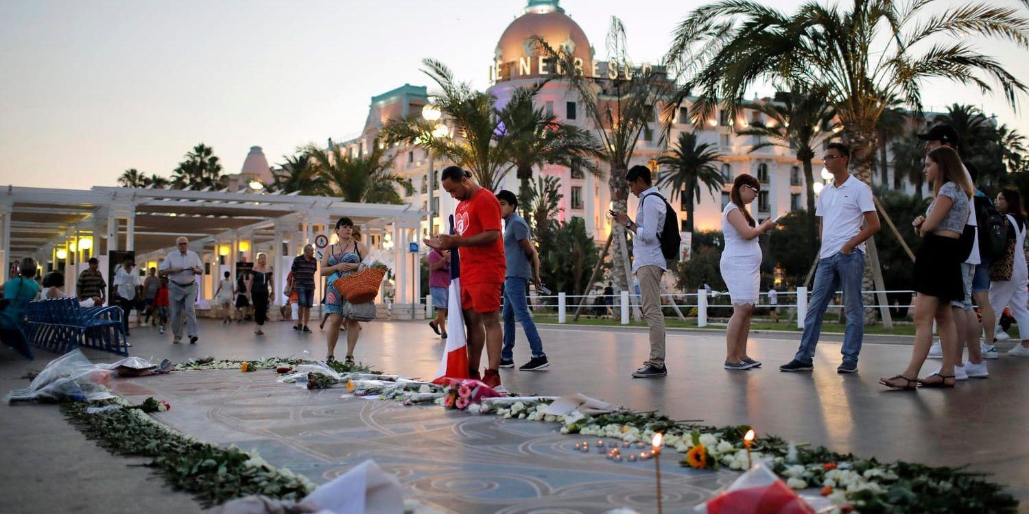 En man ber framför en minnesplats för offren i terrorattentatet i Nice. Arkivbild.