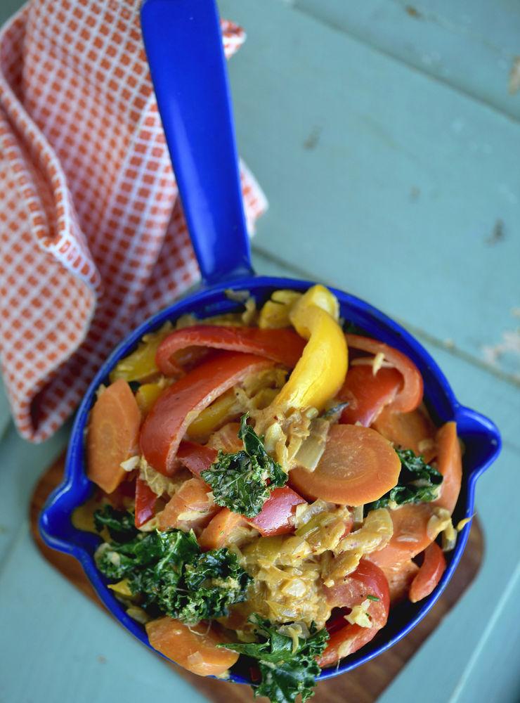 En röd currygryta med inspiration från Thailand och proppfull med goda grönsaker.
