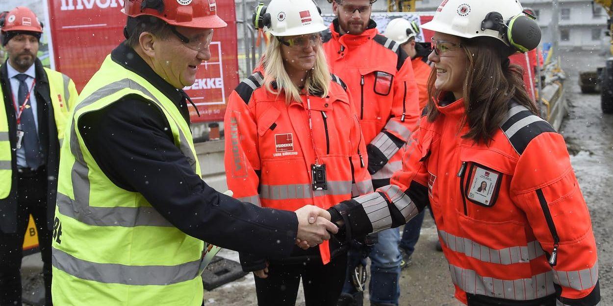 Stefan Löfven (S) hälsar på Linda Folkesson från Veidekke vid ett besök på ett bygge i Högdalen. Arkivbild.