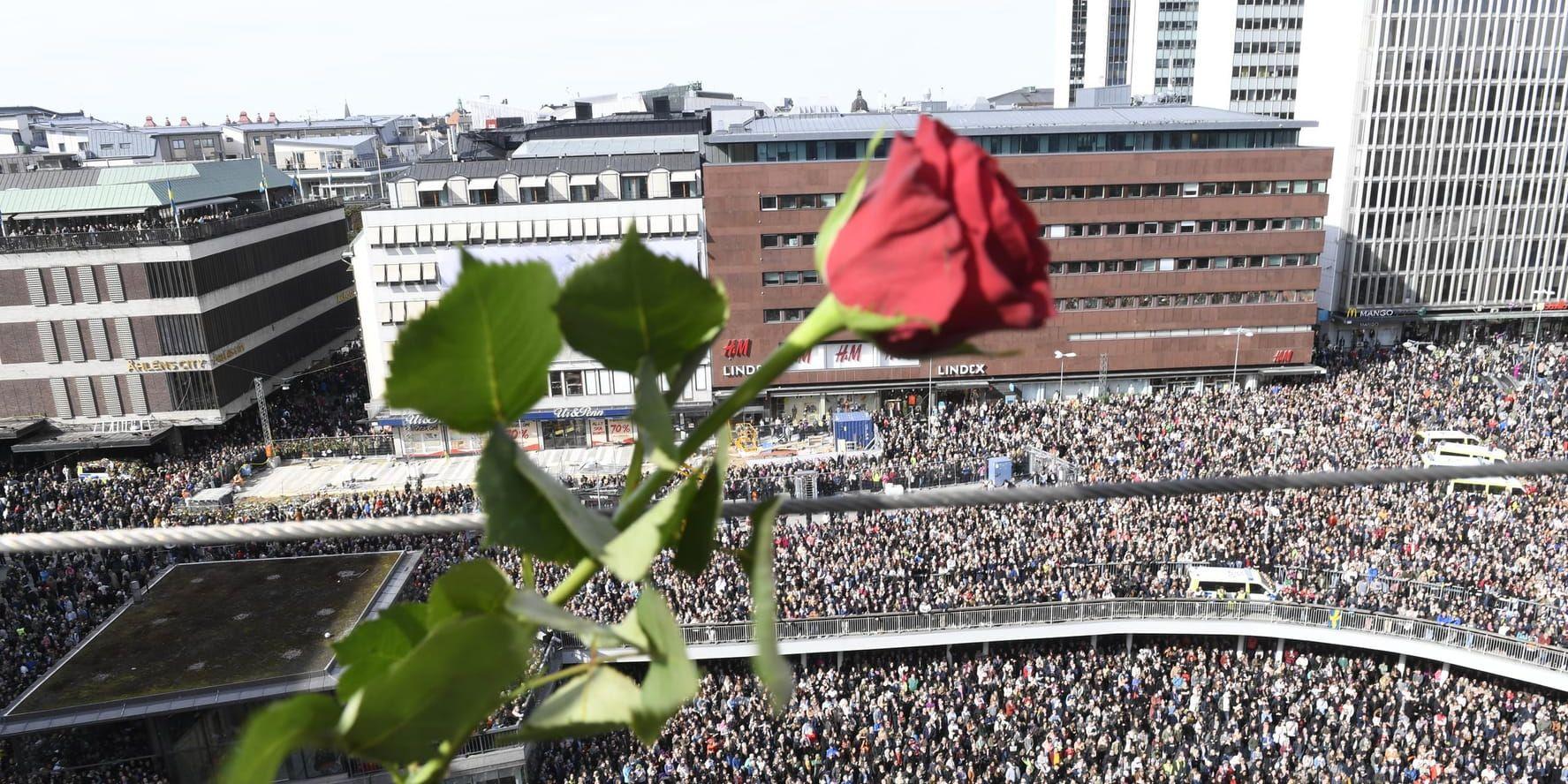 Två dagar efter dådet på Drottninggatan den 7 april 2017 slöt ett stort antal människor upp på Sergels torg i Stockholm för en manifestation för kärlek och omtanke. Arkivbild.