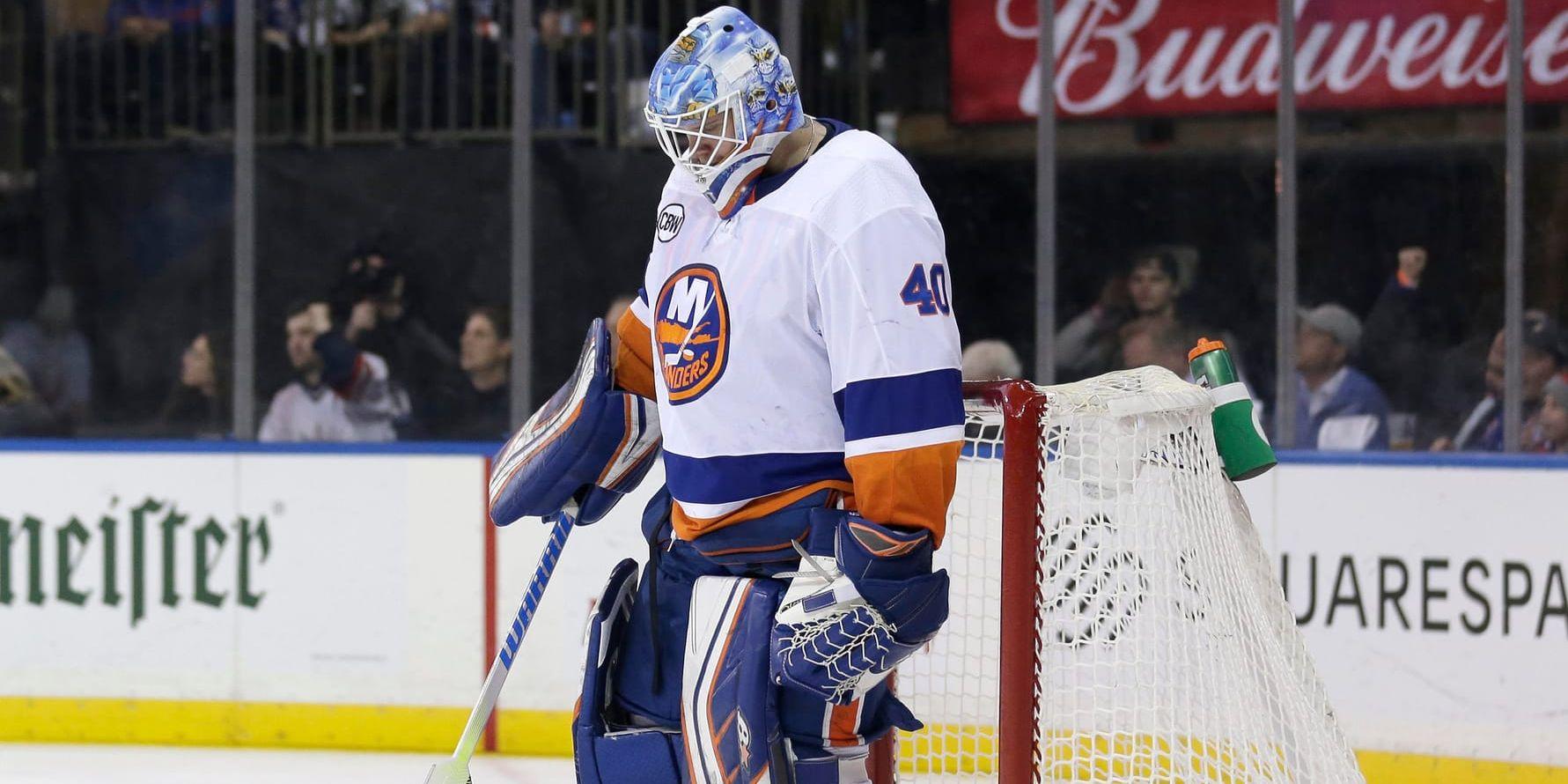 New York Islanders Robin Lehner hänger med huvudet efter att ha släppt in ett mål i förlustmatchen mot Rangers.