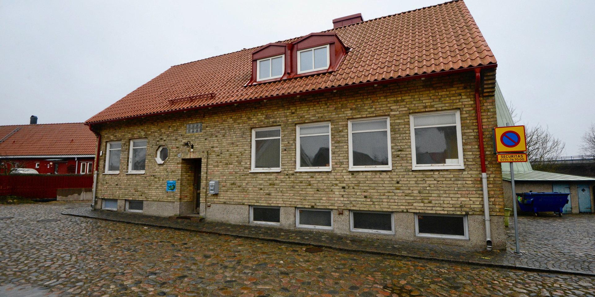 Museet skulle synas bättre om tegelbyggnaden revs, likaså Fälstströmska gården och Hindströmska huset på andra sidan gatan, skriver insändarskribenten.