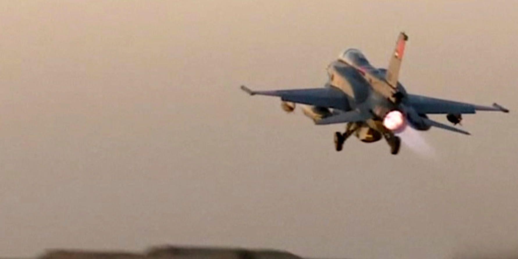 En stillbild från en video visar ett egyptiskt stridsflygplan med uppdrag att angripa extremistmål. Arkivbild.