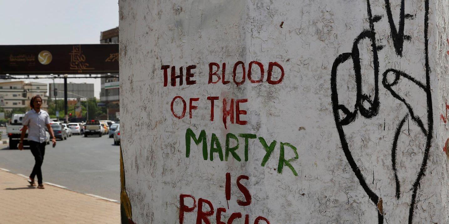 Citat från den sudanesiska oppositionen klottrat på en vägg i huvudstaden Khartum efter oroligheterna den 3 juni då dussintals människor dödades. Arkivfoto.