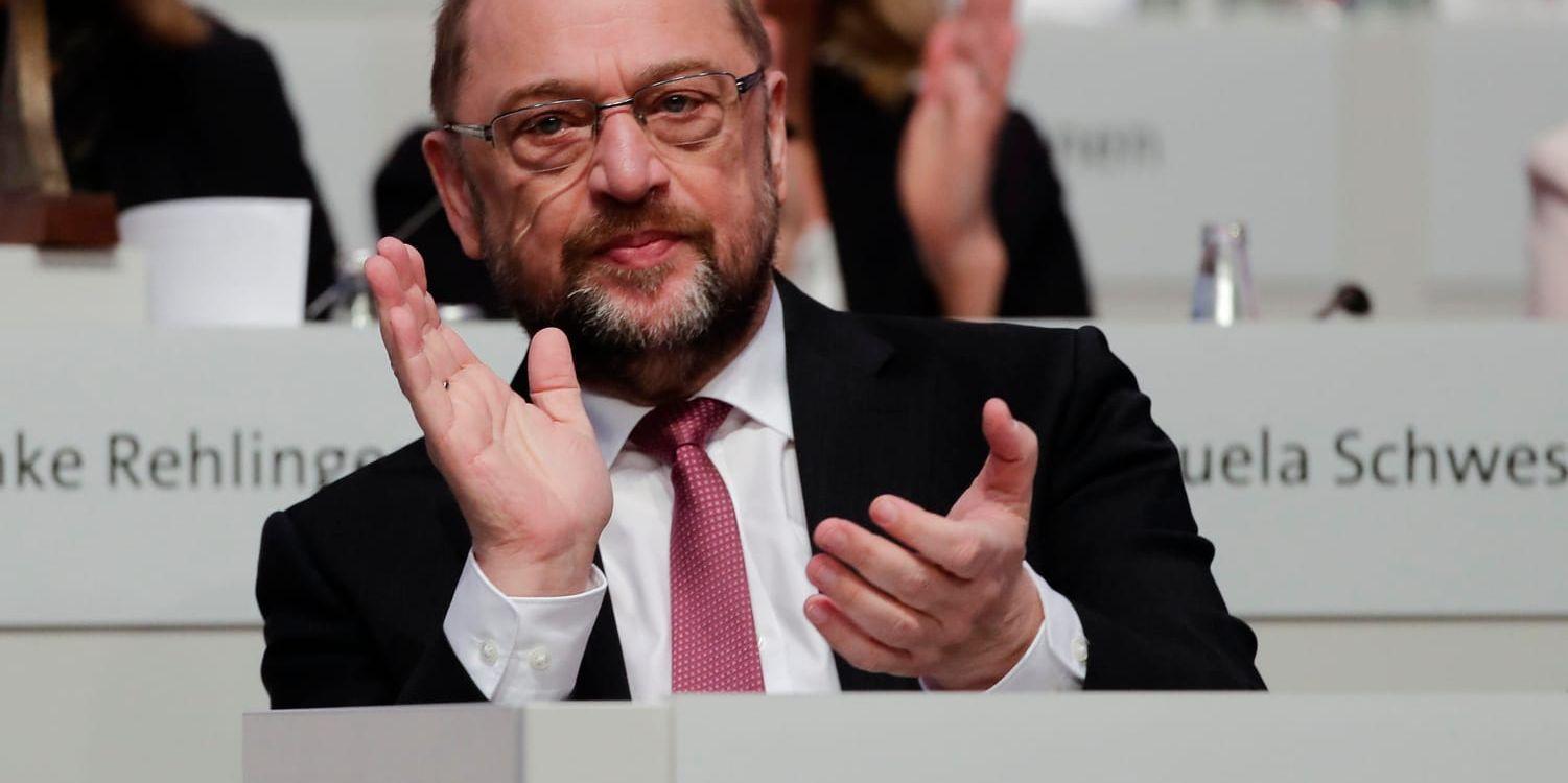 SPD-ledaren Martin Schulz är nu redo att inleda formella regeringssamtal med förbundskansler Angela Merkel.