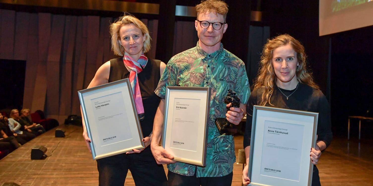 Lotta Härdelin, längst till vänster är prisad fotograf sedan tidigare. Här då hon tilldelades andra pris i kategorin Årets Bildreportage i Sverige 2018. Till höger om henne Erik Nylander och Anna Tärnhuvud. Arkivbild.