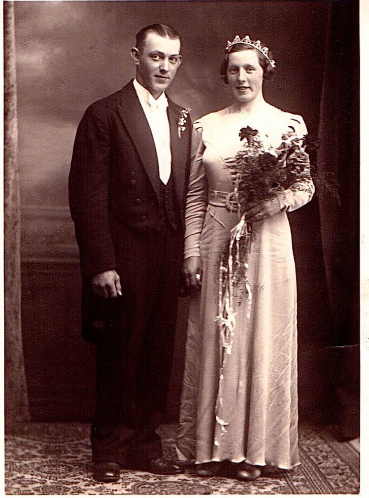 Vigseln. Karl Johansson och Greta, född Larsson, gifte sig 17 april 1937.