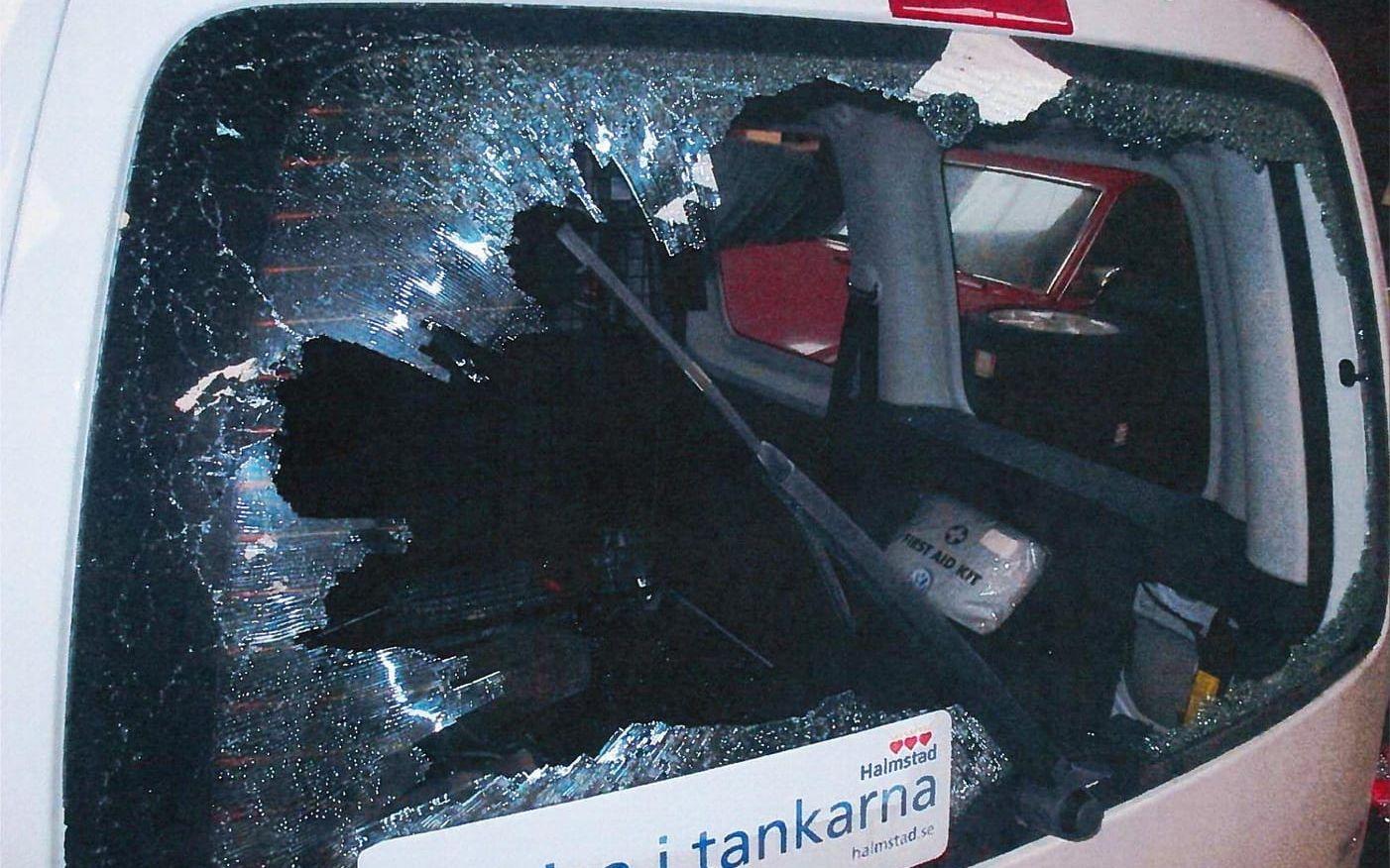 Stenkastare. Åtta bilar fick skador för totalt 130 000 kronor efter tilltaget på vallås i december. Bild: Polisen