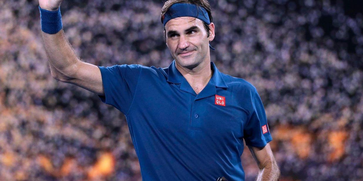Roger Federer firar segern mot Taylor Fritz.