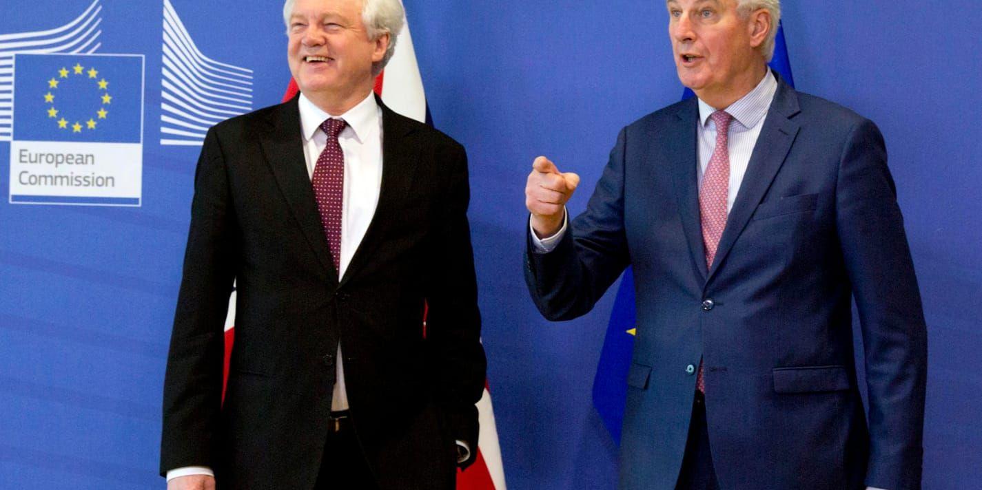 Glada miner hos Storbritanniens brexitminister David Davis och EU:s chefsförhandlare Michel Barnier i Bryssel.