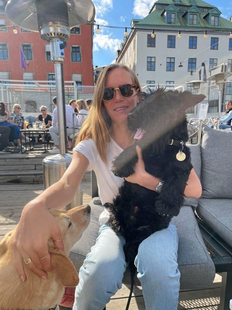 Enligt Nanna Helsén är rasen Labradoodles en av de vanligaste i appen, men det är likaså en populär ras överlag. På bilden ses vd:n tillsammans med Jolf och hennes kompis hund Cyrus.