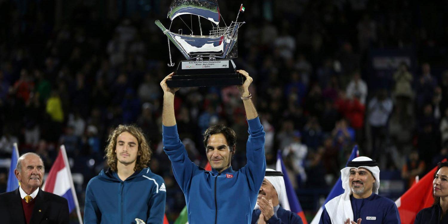 Roger Federer lyfter sin 100:e segertrofé på ATP-touren efter finalseger över Stefanos Tsitsipas i Dubai.
