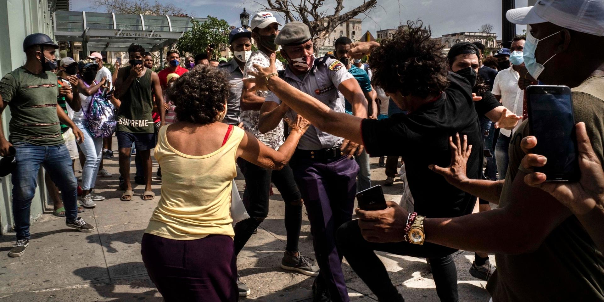 Polis griper demonstranter vid regimkritiska protester i Havanna i Kuba den 11 juli.