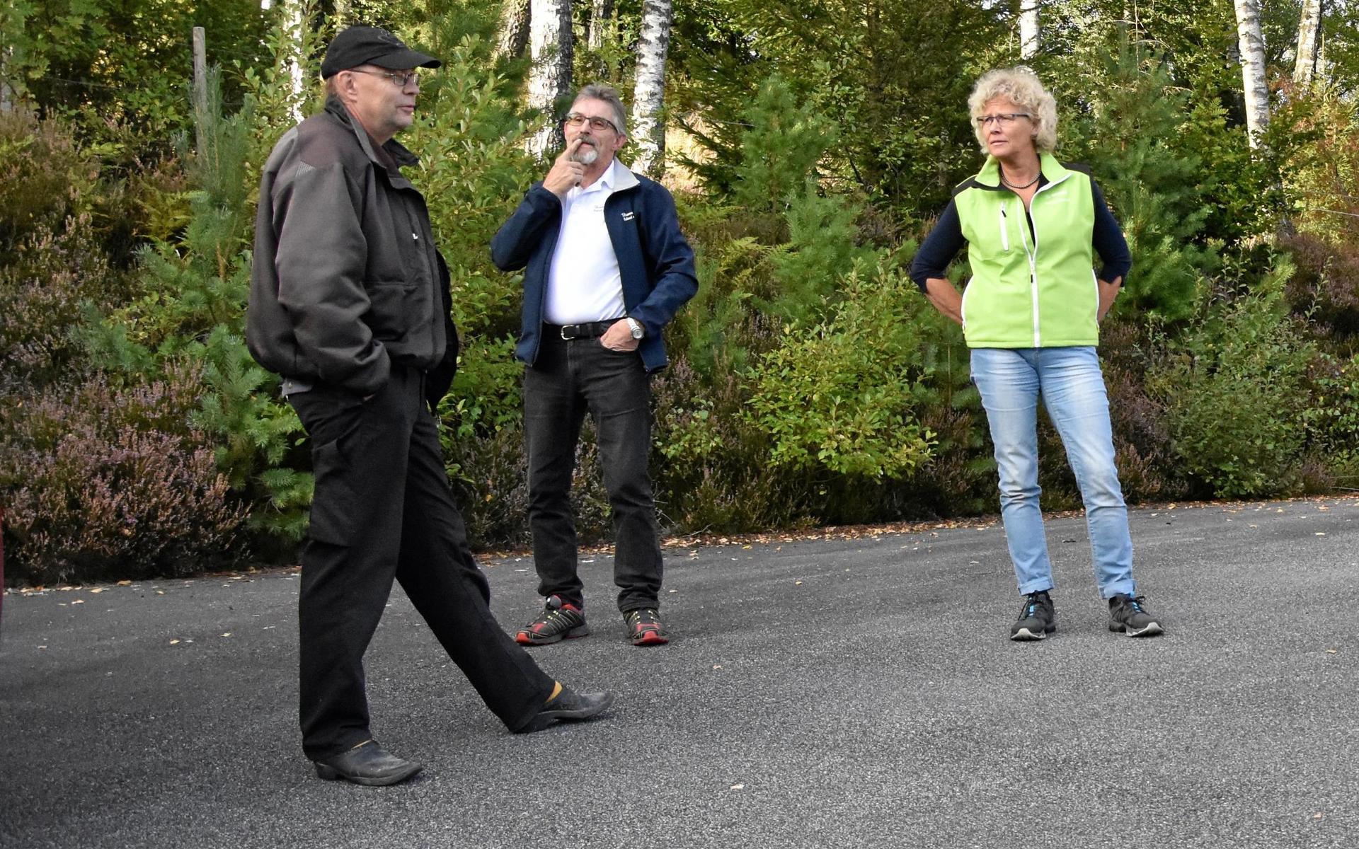 Kjell Karlsson (skogsägare), Karl Anders Hansson (LRF) och Ann-Charlotte Larsson (Södra) i samspråk om utvecklingen.