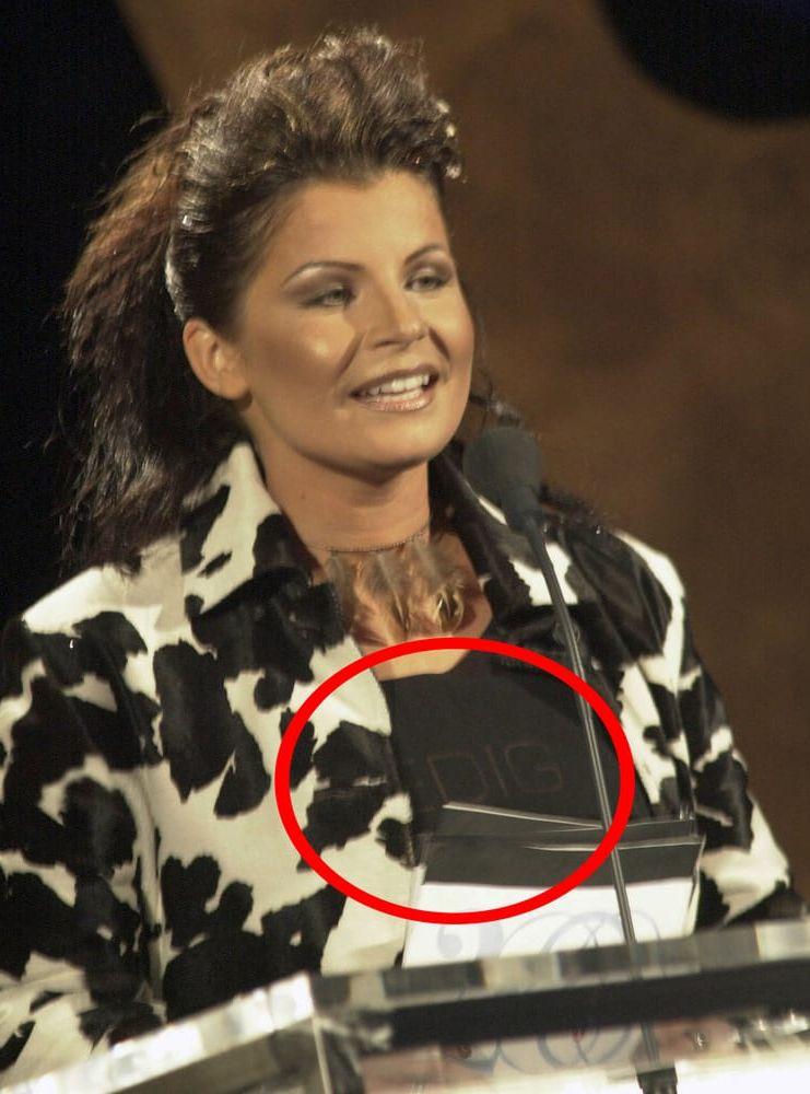 Carola programleder Melodifestivalen år 2000 och visar upp sig med en tröja med texten ”Ledig”. Äktenskapet med Runar är definitivt över. Runar berättar senare i tv-programmet Berg flyttar in att han fram tills det ögonblicket trodde att de bara ”hade en paus”. Foto: TT