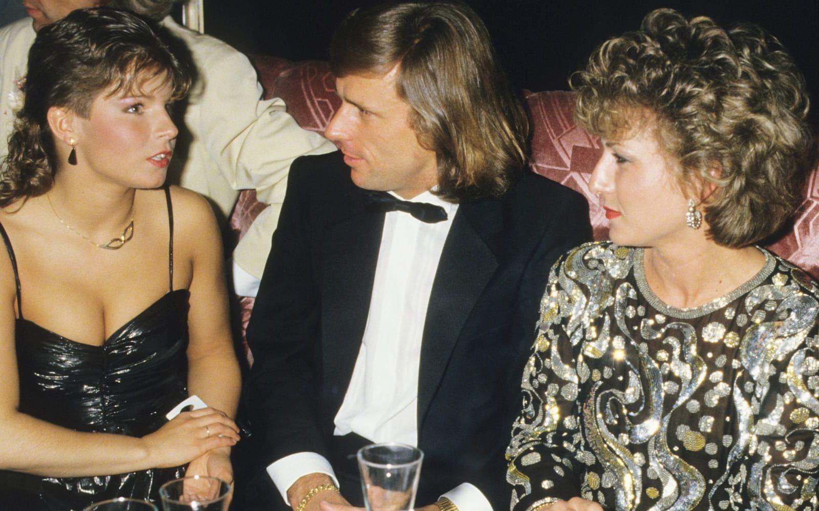 Konversation om kändisskap? Megastjärnorna Carola och Björn Borg, med dåvarande frun Mariana, fångade på bild på nattklubb 1984. Foto: Stella Pictures