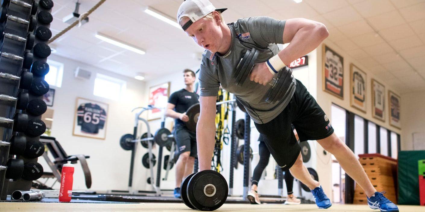 Rasmus Dahlin drar sig fram med vikter under Frölundas styrketräning. Att bygga upp musklerna ännu mer står i fokus för 18-åringen, som tackat nej till att spela i VM. Men frågorna om framtiden i NHL kommer han inte undan.