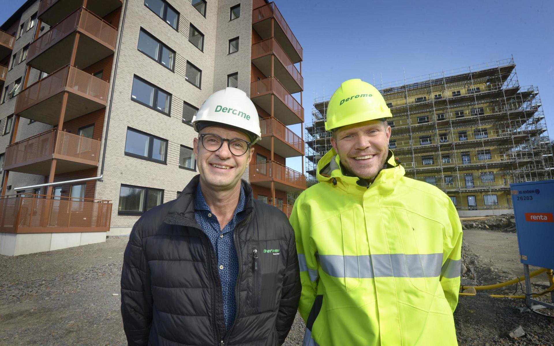 Glada chefer. Vd Peter Mossbrant och husfabrikschefen Johan Axelsson är nöjda med de tryggade jobben. Husen i bakgrunden är de nya hyresrätter som Derome just nu bygger i Pilgläntan i Trönninge.