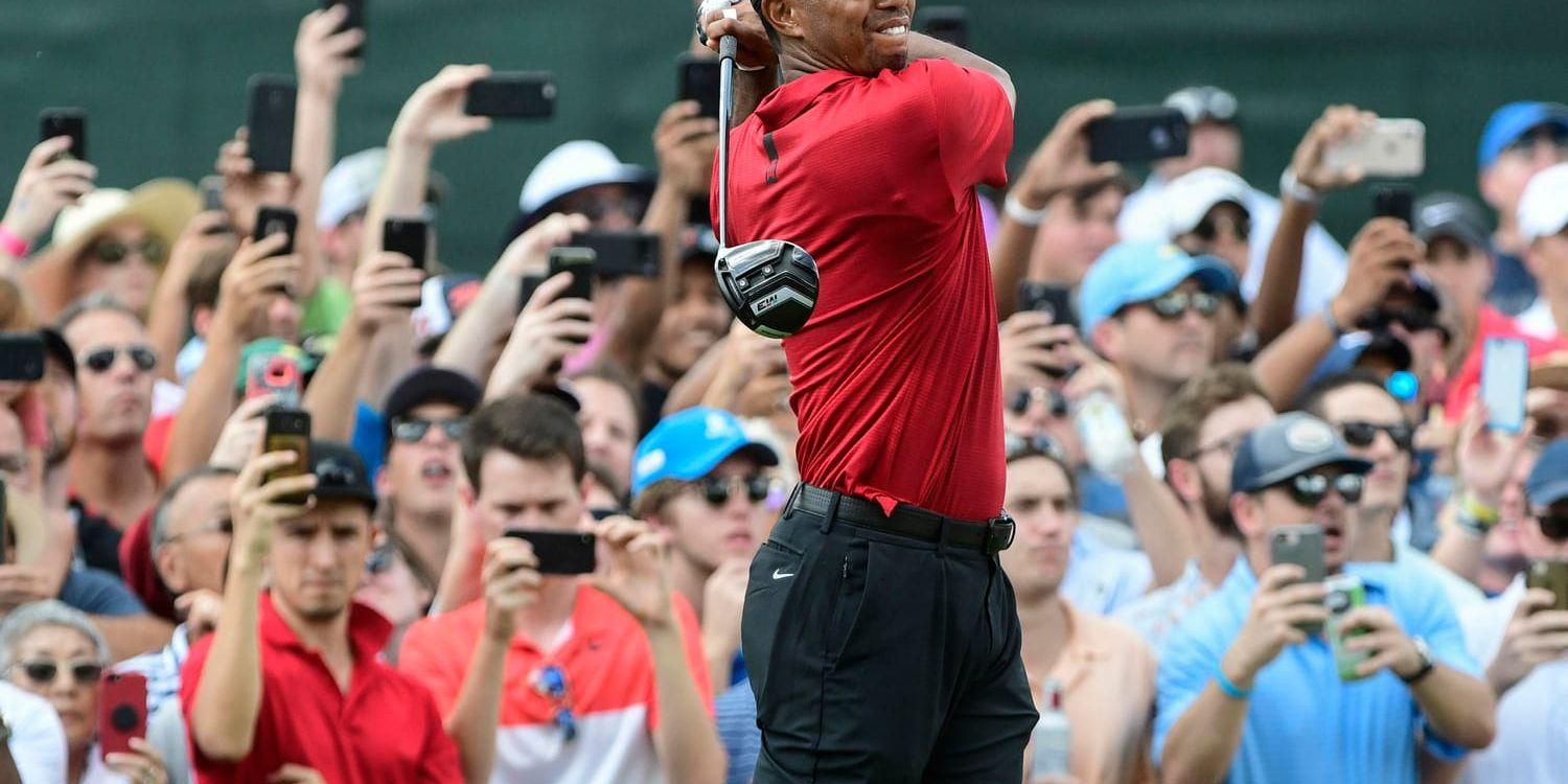 Tiger Woods spelar ut från tredje hålet på sista dagen i Atlanta.