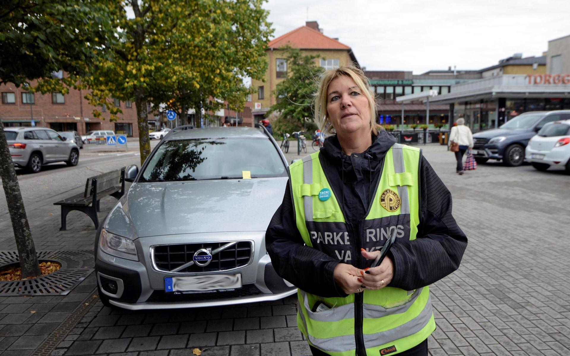 Anneli Karlsen är parkeringsvakt i Falkenberg. Här har hon precis delat ut en parkeringsbot på 1 000 kronor på Stortorget.
